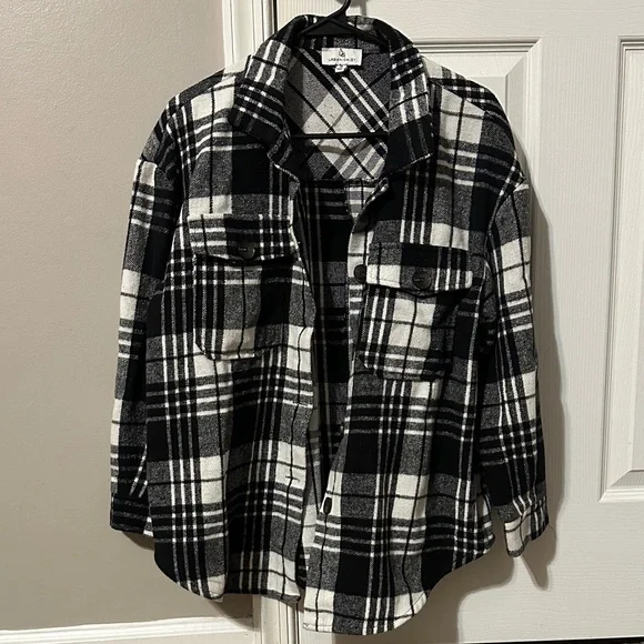 Urban Daizy Black and White Plaid Button Down Shirt / Flannel - Picture 1 of 1